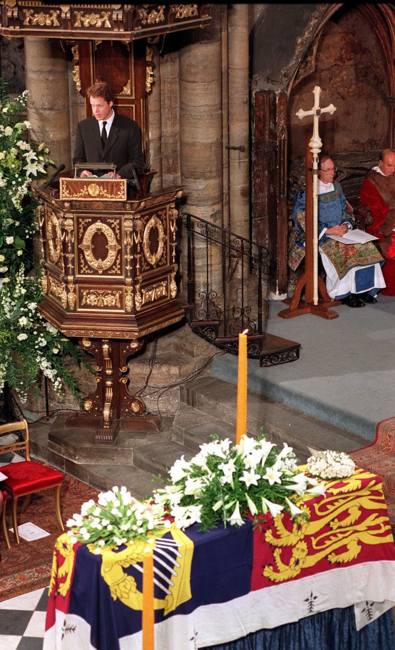 Krahv Charles Spencer peab oma õe Diana matusel kõnet