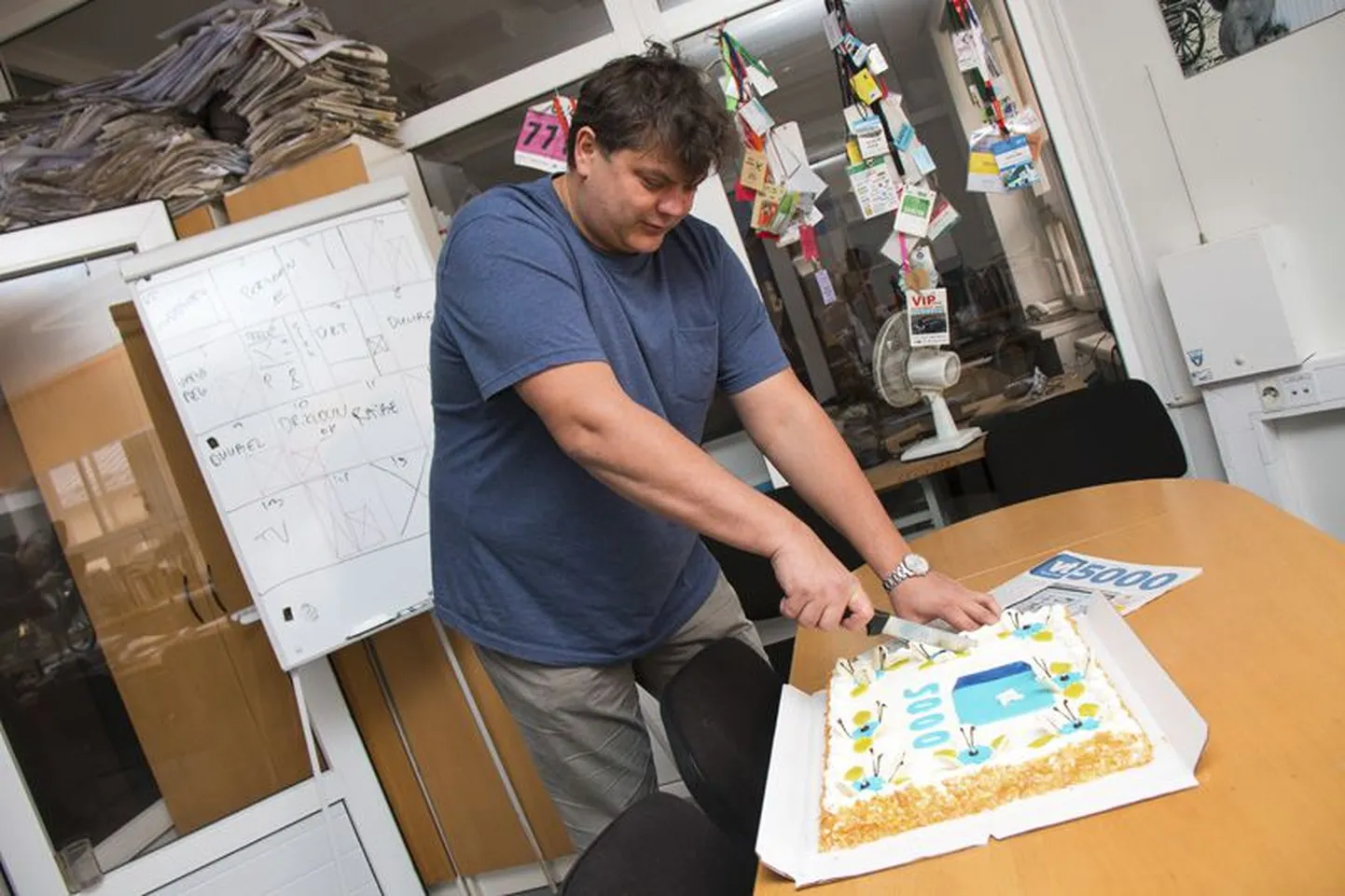 Virumaa Teataja toimetusepere tähistas eile suurt juubelit - ilmus Virumaa Teataja 5000. lehenumber ning selleks puhuks toodi majja ka suur tort.