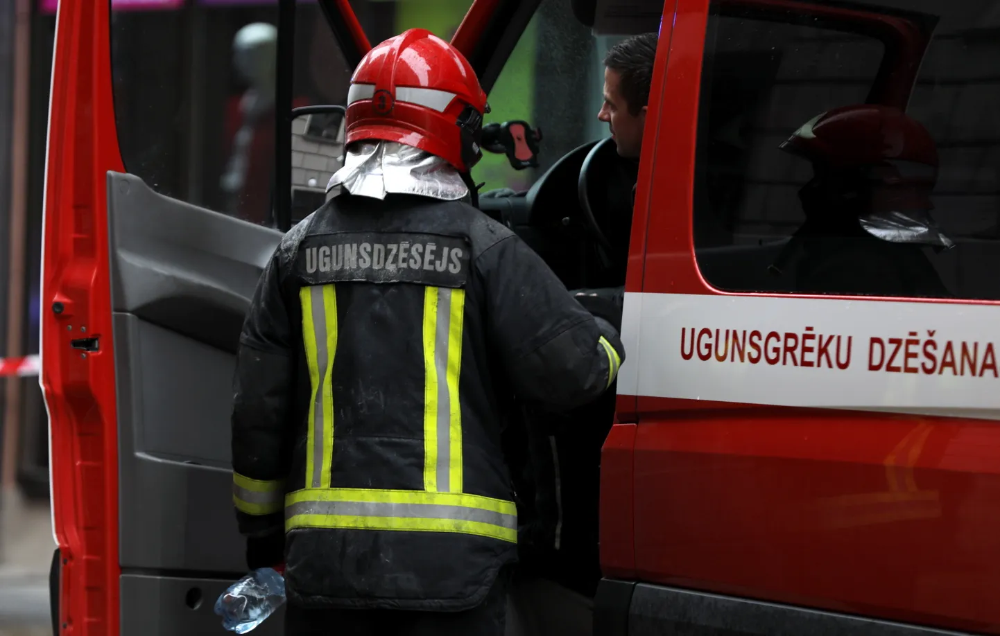 Ugunsdzēsēji likvidē ugunsgrēku Vaļņu ielā, kur aizdedzies dzīvoklis 150 kvadrātmetru platībā.