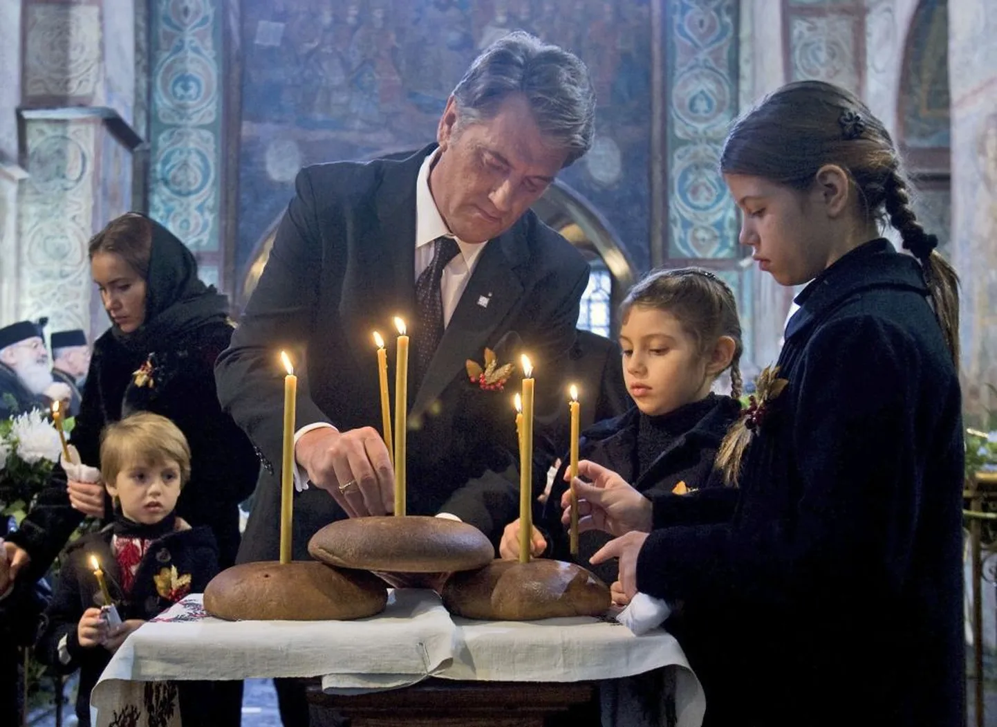 Ukrainlased mälestasid näljahäda. Ukraina president Viktor Juštšenko oma lastega.