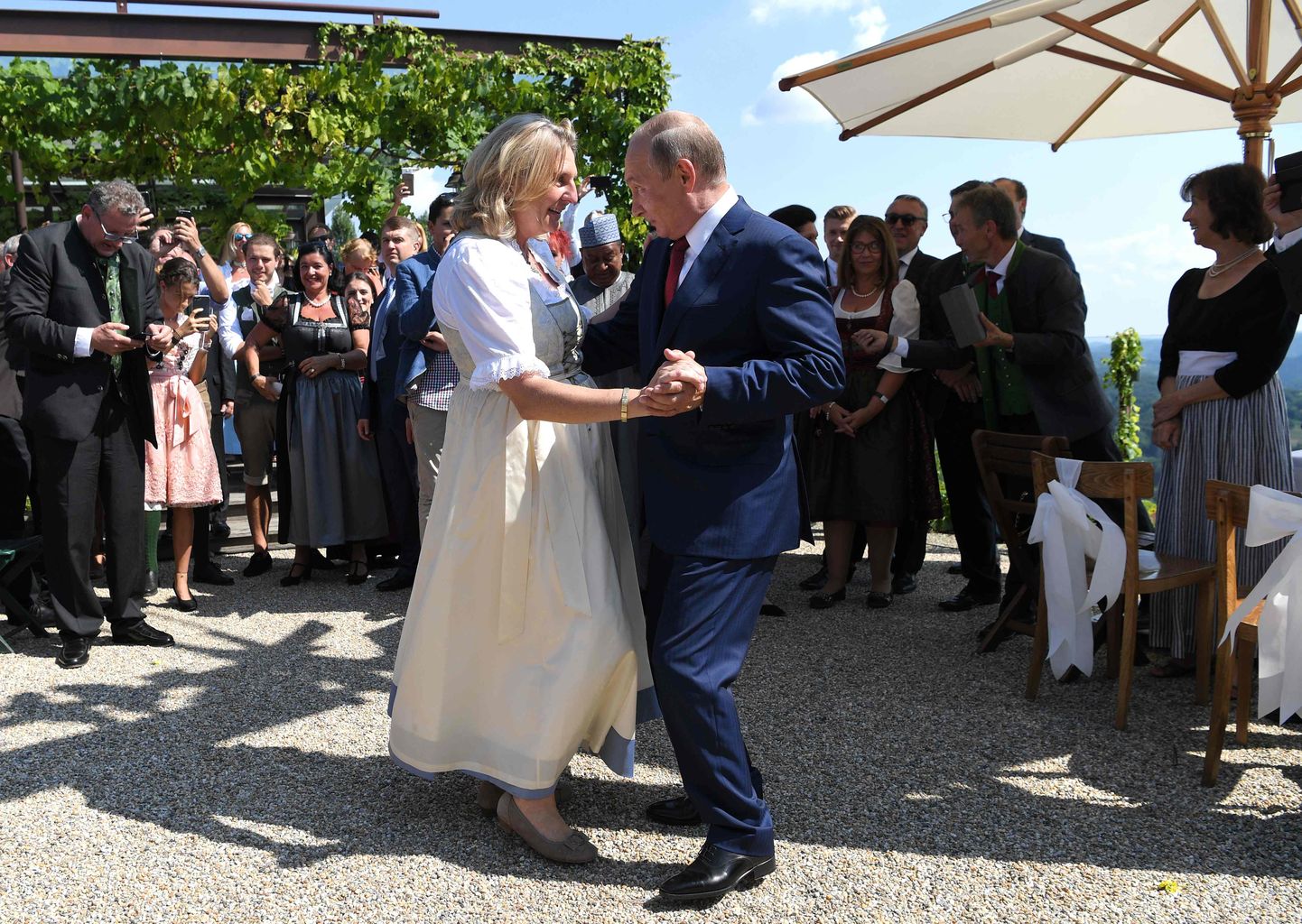 Танец бывшего министра иностранных дел Австрии Карин Кнайссль и президента России Владимира Путина.