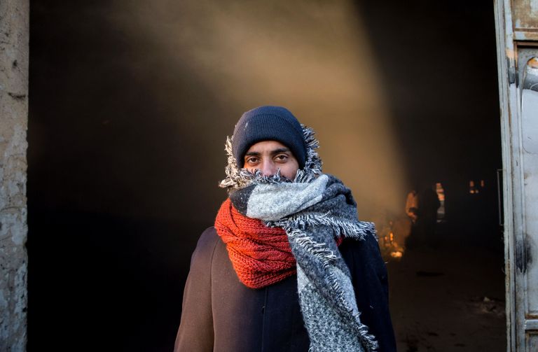 Afgaan Serbia pealinnas Belgradis mahajäetud laohoone ees, kus on peavarju leidnud kümned riiki lõksu jäänud migrandid. Foto:AFP PHOTO/OLIVER BUNIC/Scanpix
