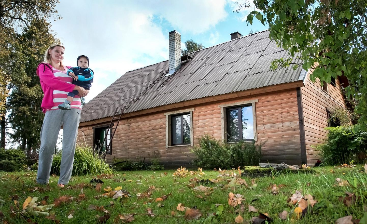 Pildil on suurperede kodutoetusega 2015. aastal korrastatud talu ning selle perenaine Riina Nõmme.