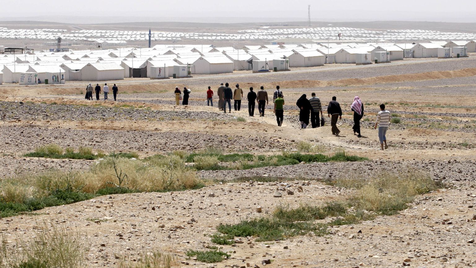 Süüria sõjapõgenikud jalutamas Jordaanias asuva Azraq’i põgenikelaagri suunas. ÜRO andmetel oli tänavu jaanuariks ainuüksi Jordaaniasse pagenud Süürias kestva kodusõja eest ligi 750 000 inimest.