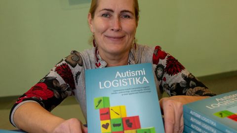 Autismiühingu juht Marianne Kuzemtšenko teab lapsevanemana, kui raske on elementaarseid oskusi treenida autistlikul mudilasel. Uue raamatu üle rõõmustab ta väga. Autismiühingu juht Marianne Kuzemtšenko teab lapsevanemana, kui raske on elementaarseid oskusi treenida autistlikul mudilasel. Uue raamatu üle rõõmustab ta väga.