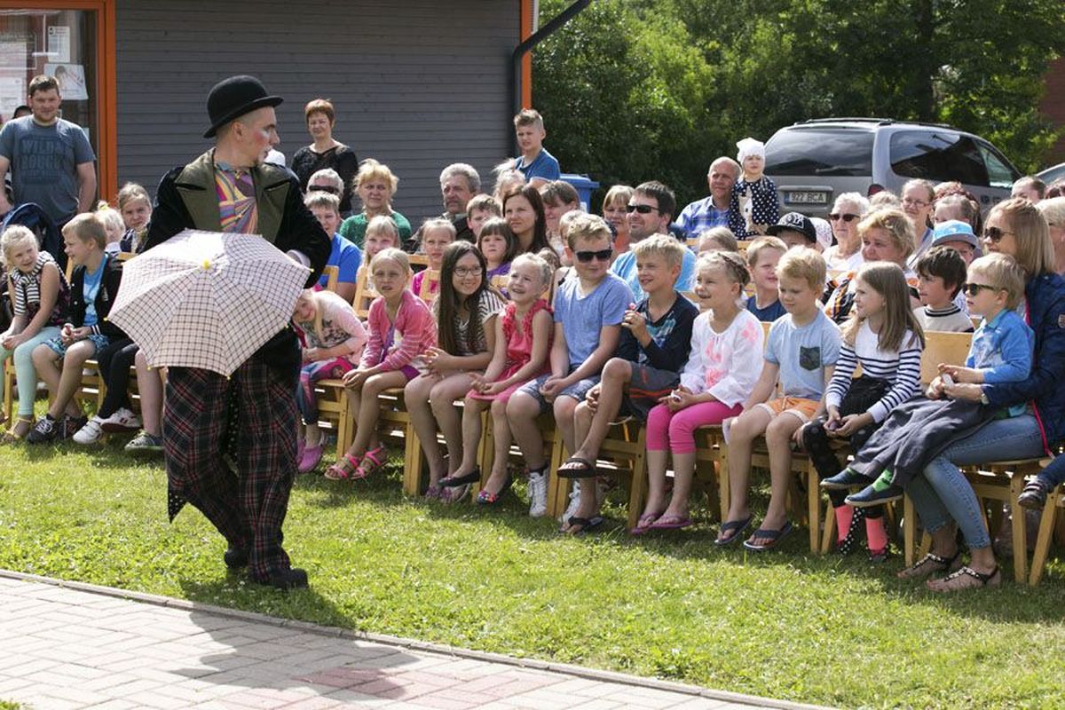 Noortekeskuse hoovil naerutasid lapsi Mironoff Show klounid.