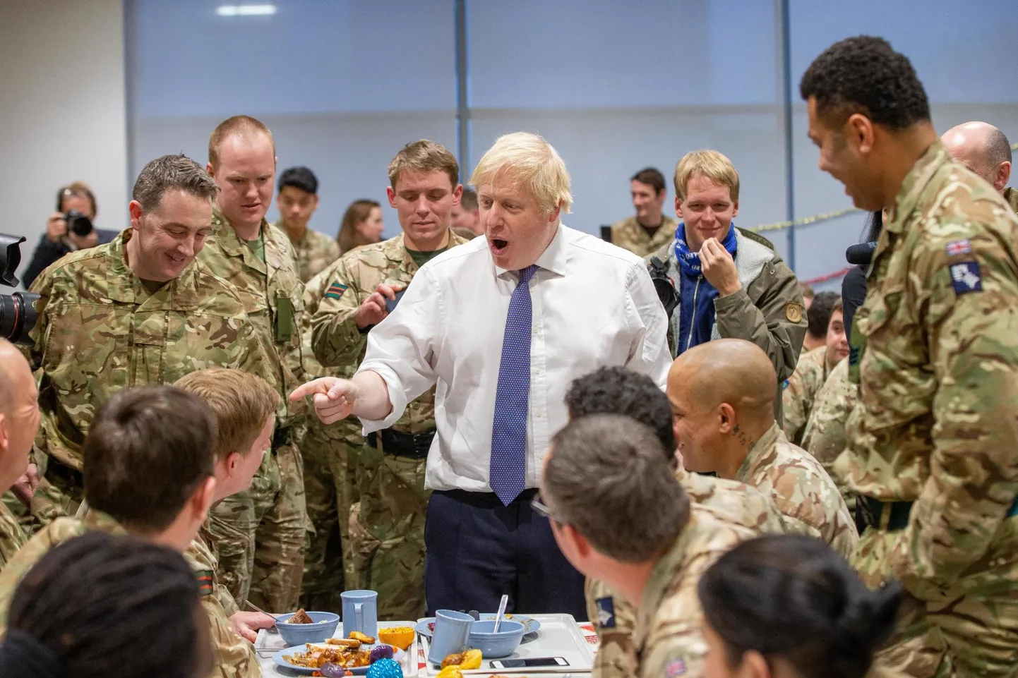Suurbritannia peaminister Boris Johnson külastamas Tapa sõjaväelinnakut. FOTO: Dmitri Kotjuh/ Järva Teataja