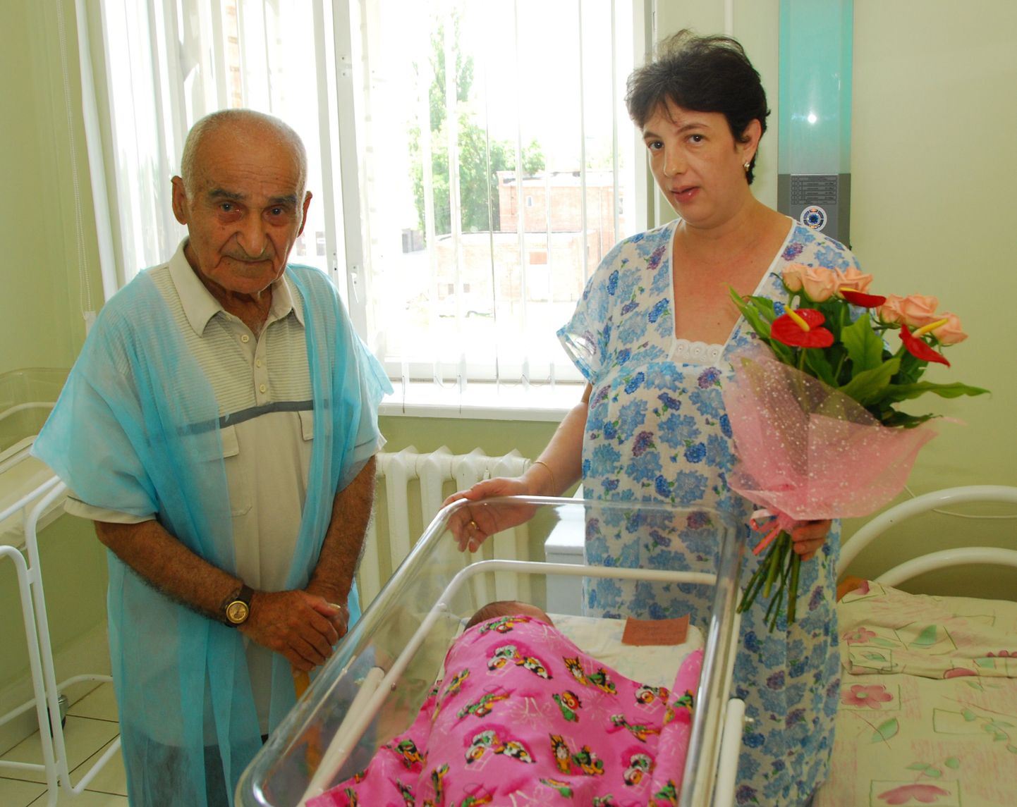 Счастливые молодые родители: 89-летний житель Армавира, ветеран Великой отечественной войны Арамаис Назаров и его 35-летняя супруга.