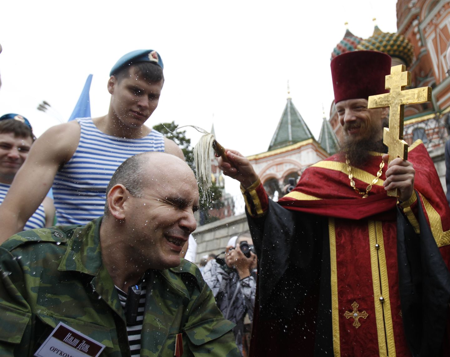 Vene dessantväelased õigeusu preestri käest õnnistust saamas. Pilt on illustratiivne.