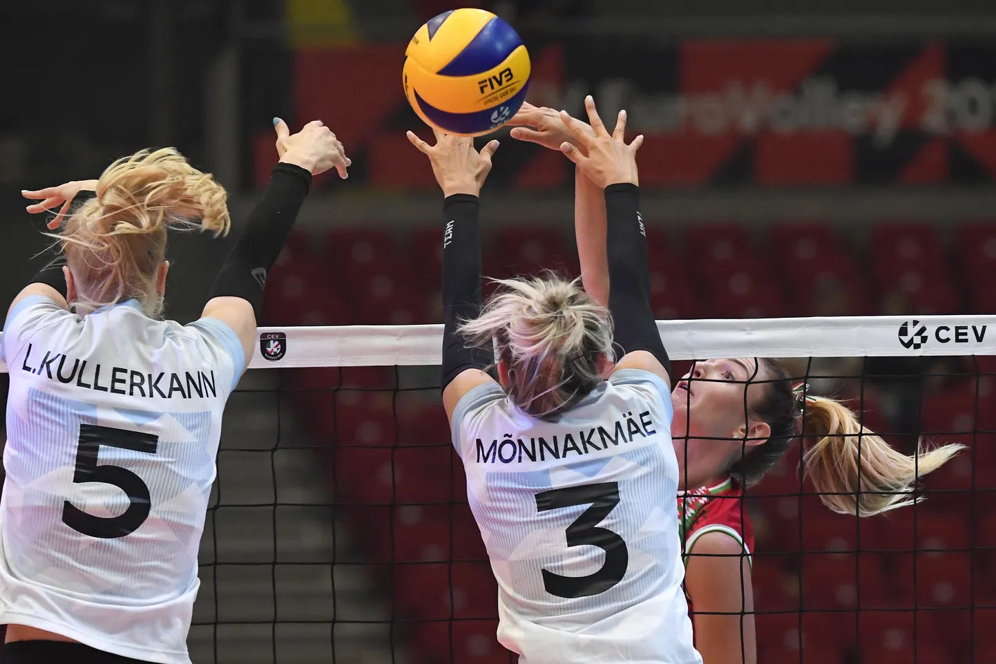 Liis Kullerkann (vasakul) ja Julija Mõnnakmäe