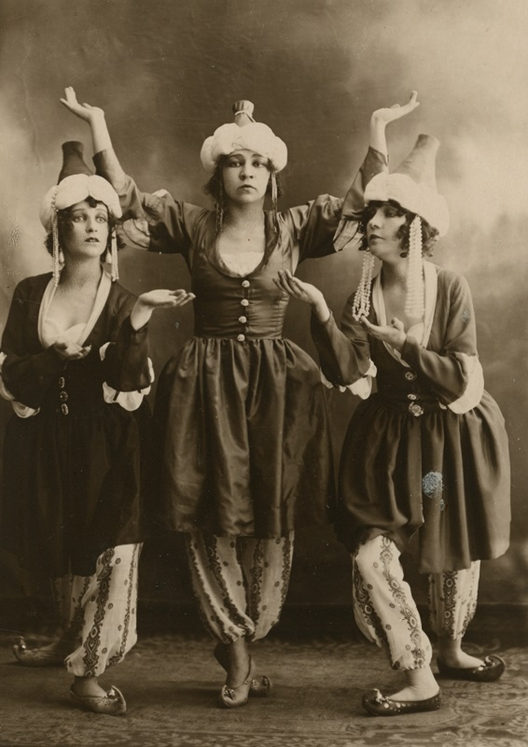 Emmy Holz, Rahel Olbrei, Lilian Looring. Straussi «1001 ööd». (Estonia, 1921)