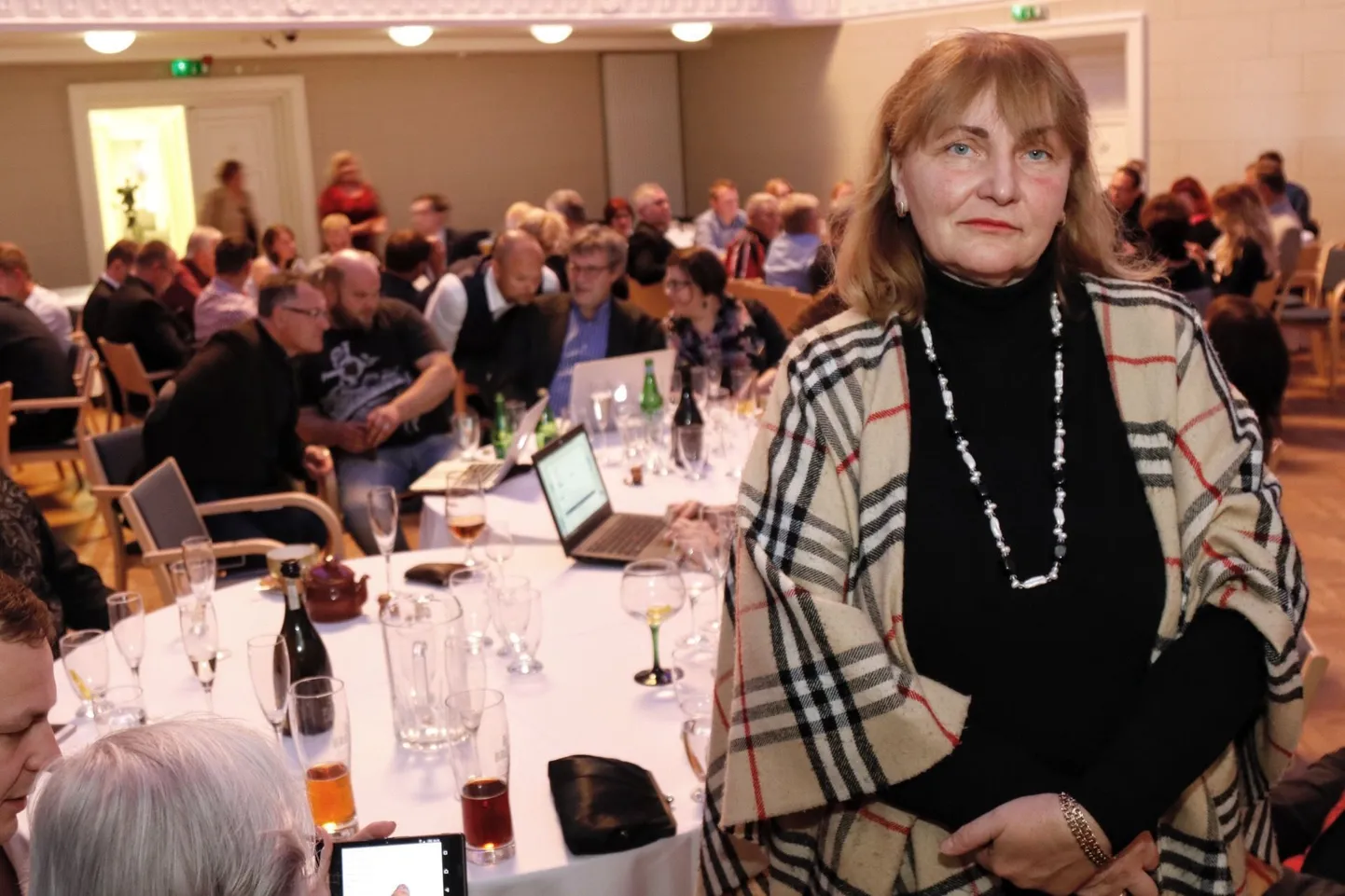 Sotsiaaldemokraatide riigikogu liikmest Viljandi linnapeakandidaat Helmen Kütt eile hilisõhtul oma erakonna valimispeol. Kella 22.20 seisuga edestasid sotsid oma lähimaid konkurente oravaparteist täpselt 200 häälega.