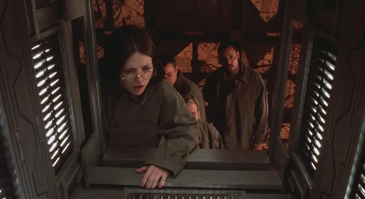 Канадский "Куб" (1997), реж. Винченцо Натали. Группа незнакомцев просыпается в гигантском сооружении из множества кубических комнат, некоторые из которых снабжены смертельными ловушками. "Куб" стал знаковым фильмом этого жанра и, несомненно, источником вдохновения для авторов "Игры в кальмара"