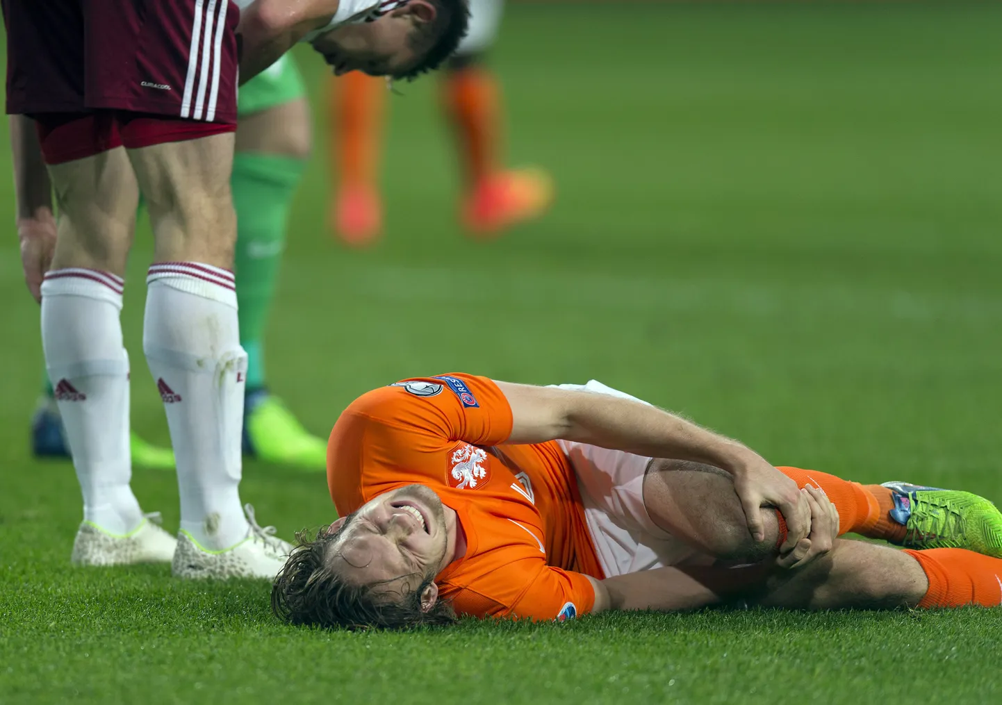 Daley Blind sai Hollandi-Läti mängus põlvevigastuse.
