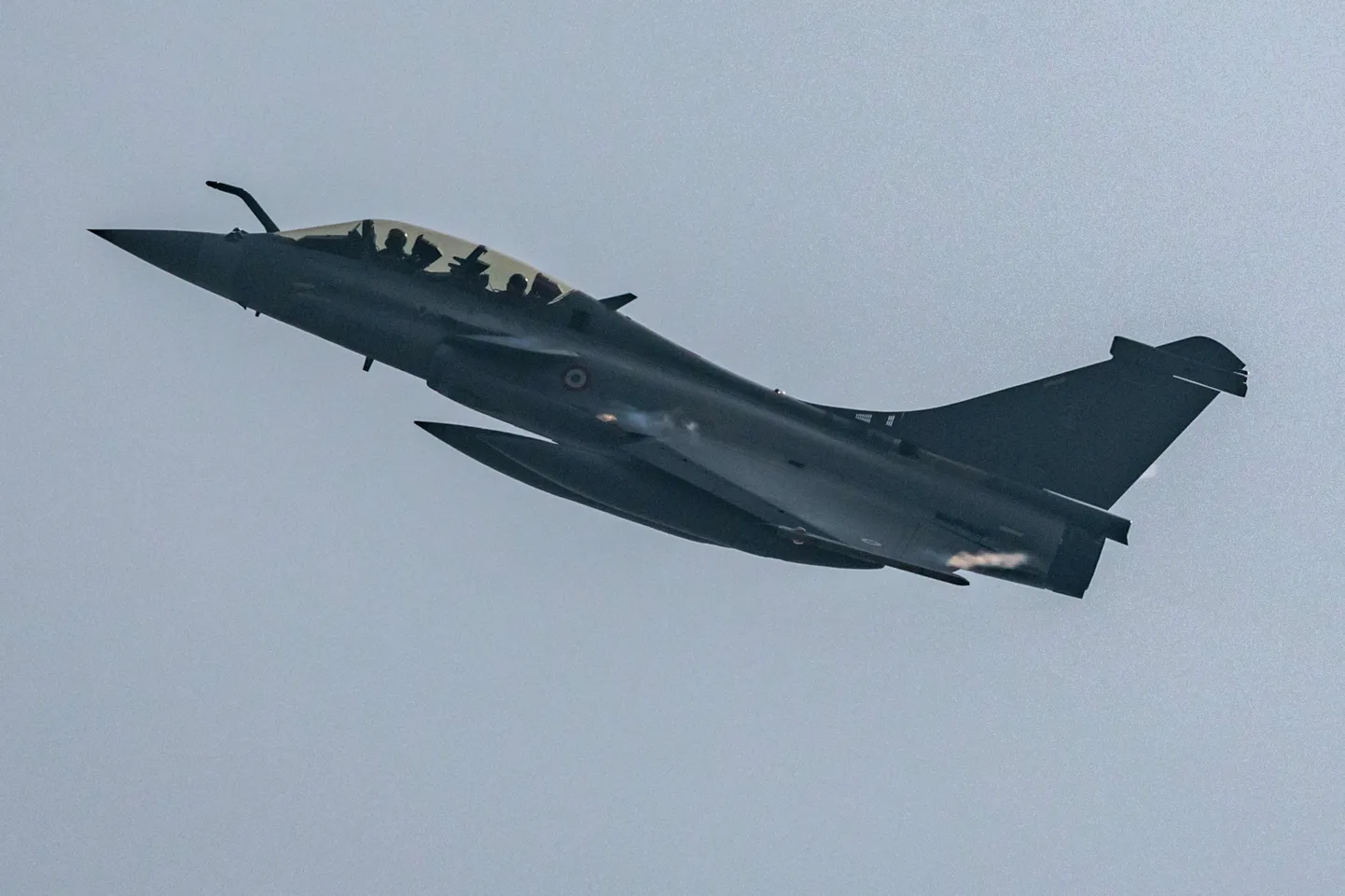 Французский многоцелевой истребитель Rafale совершает демонстрационный полет в Джакарте, 24 июля 2024 года.