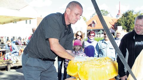 15 AASTAT TAGASI ⟩ Juha Ollila tuli väljanäitusele 310-kilose kõrvitsaga