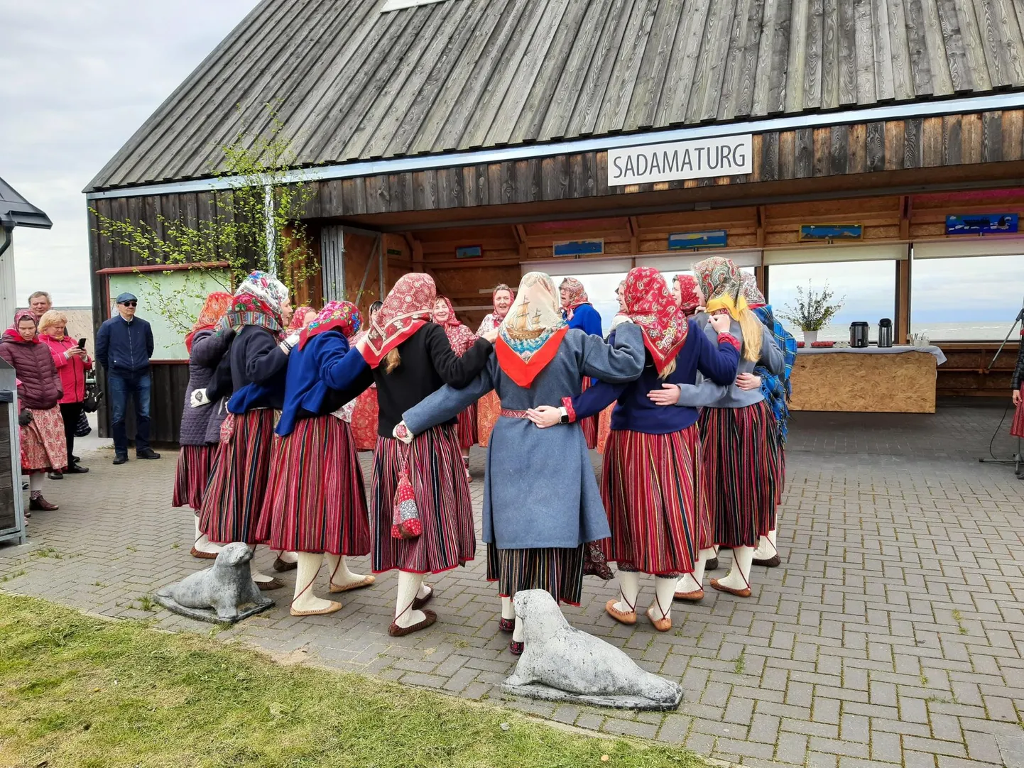 Mitmel korral võeti üles lauluviis ja löödi tantsugi.