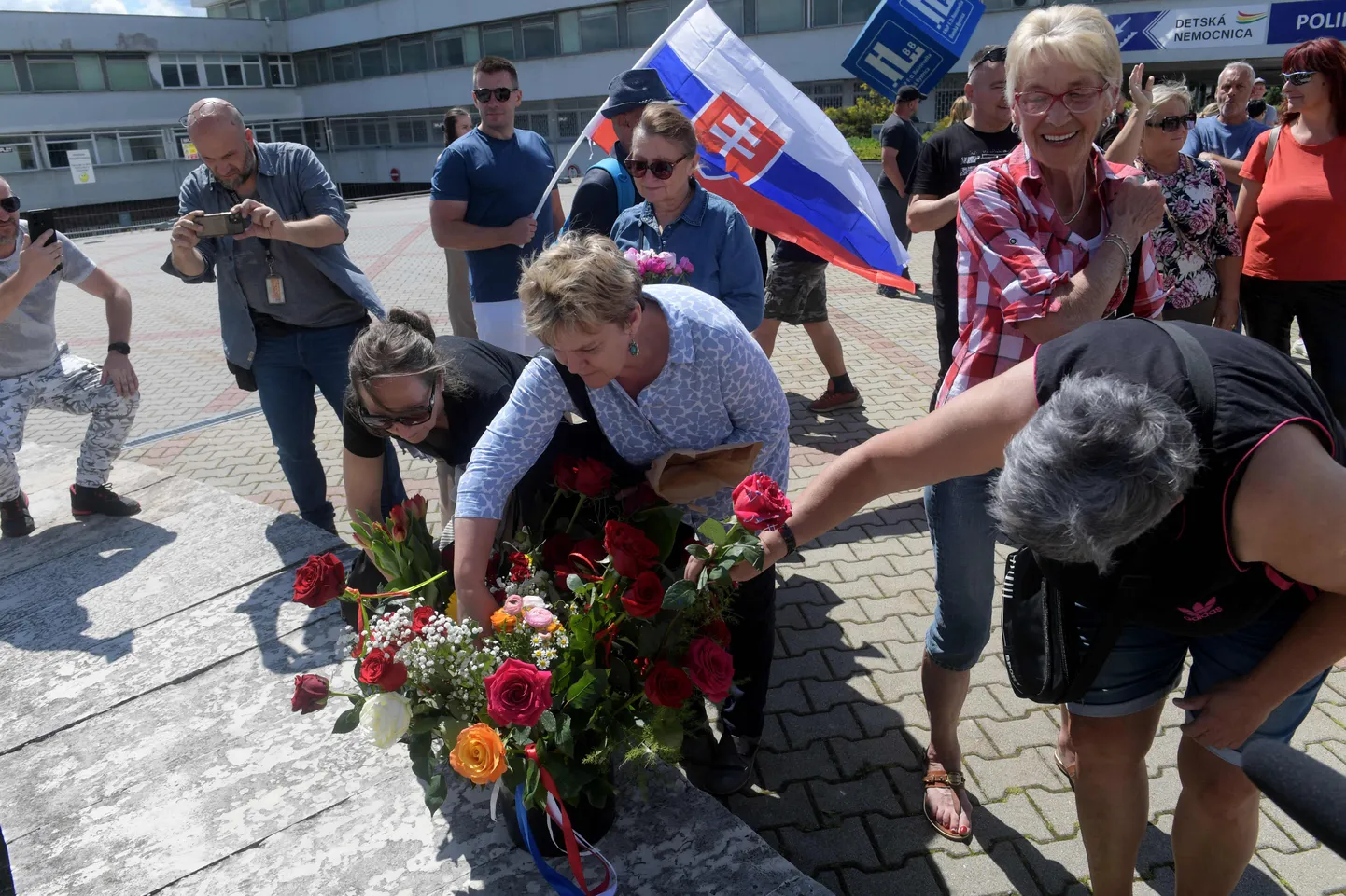 Robert Fico poolehoidjad toovad lilli Banská Bystrica haigla juurde, kus Slovakkia peaminister tulistamisest taastub.