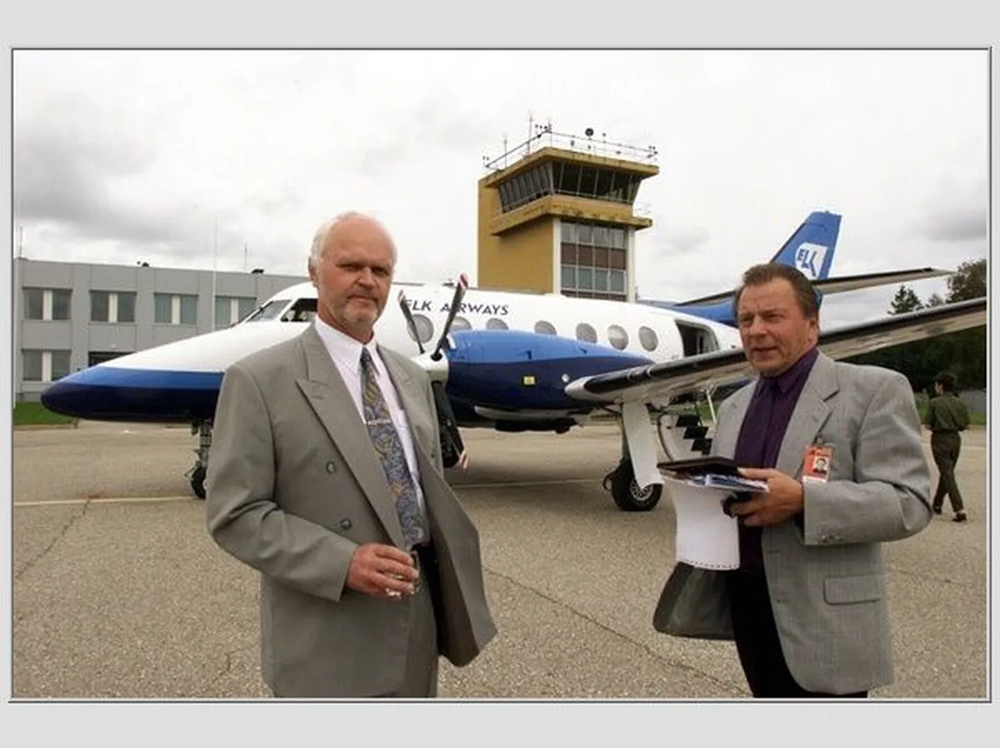 PRIIT LÕUK & REIN MARK : ÜLENURME, EESTI, 22AUG00 - ELK Lennuliinide regulaarreisidel Tartu ja Helsingi vahel lendab tänasest lennuk Jetstream 31. Pildil ELK Lennuliinid peadirektor Priit Lõuk (vasakul) ja Tartu lennujaama direktor Rein Mark.