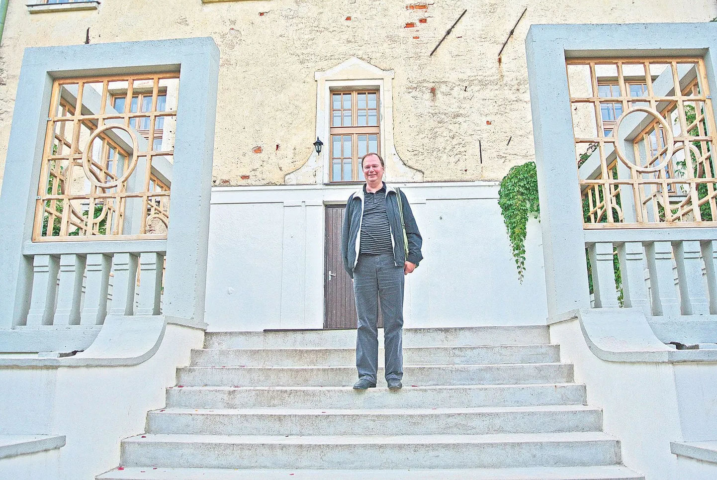 Karl Pajusalu viis augustis Liivi Sõprade Seltsi ekskursandid Põhja-Kuramaale vaatama kunagisi liivi külasid ning tutvustas ka liivlaste üle valitsenud Dundaga lossi.
