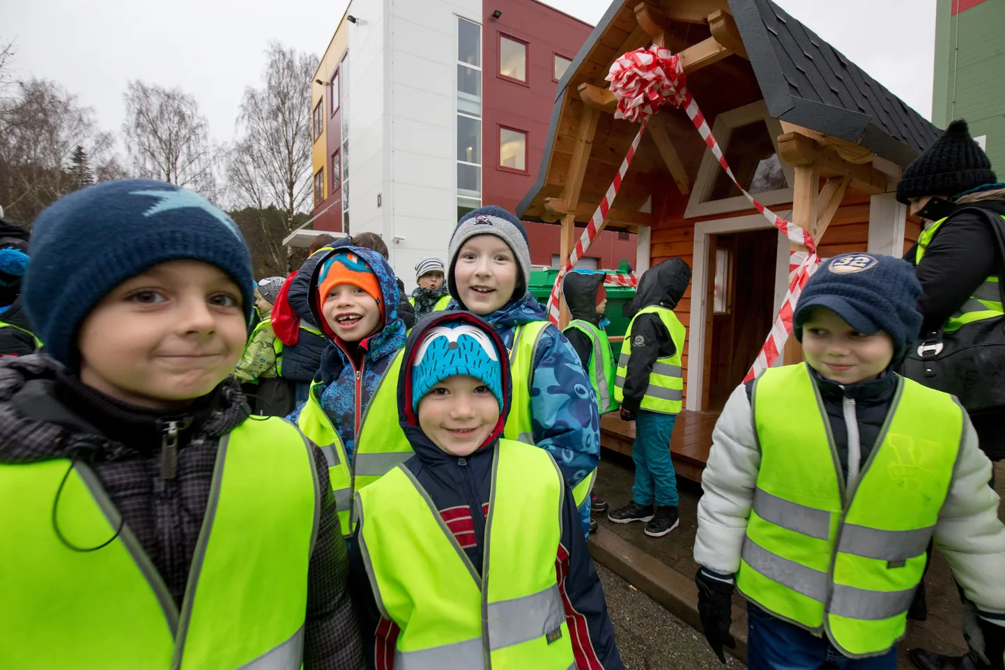 Pärnumaa kutsehariduskeskuse palkmajaehituse eriala viimase kursuse õpilased valmistasid Mai lasteaiale toreda õuemaja.