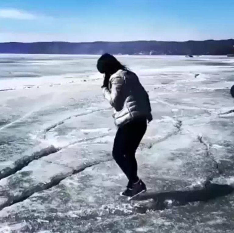 Naine Baikali järve jäätükkidel hüppamas