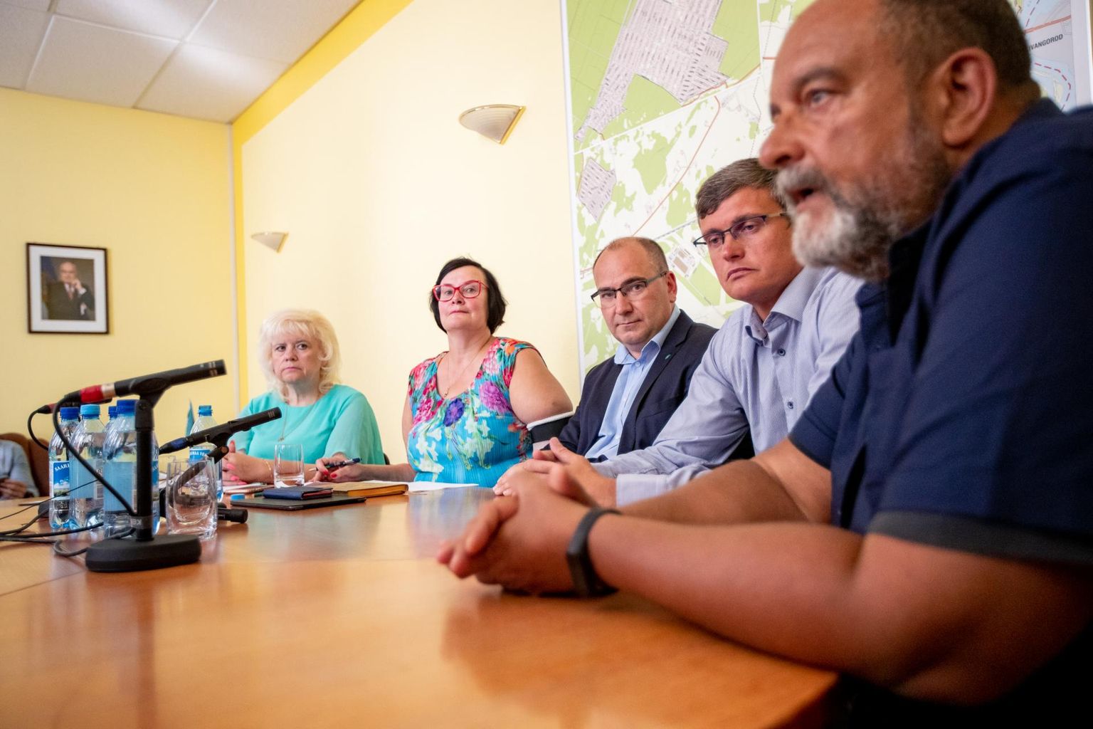 Narva volikogu otsustas, et linn ei peaks tanki ja monumentide teemal kohtusse pöörduma. Linnapea Katri Raiki sõnul (vasakult teine) saab loodetavasti linn nüüd edasi liikuda.