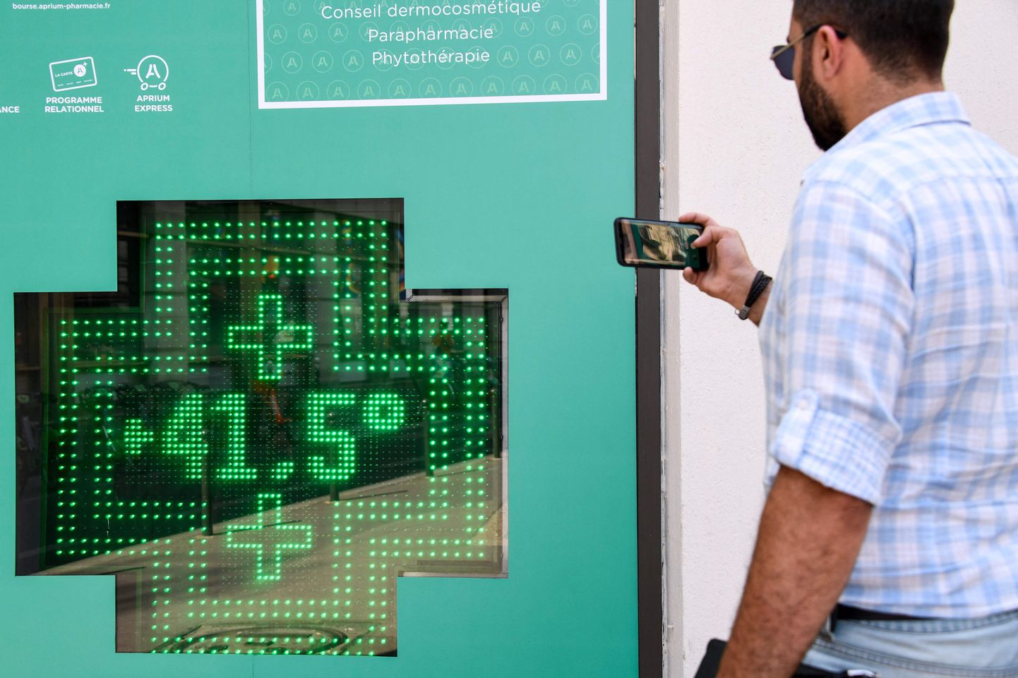 Mees jäädvustamas apteegi digitaalse termomeetri näitu Prantsusmaal Pariisis 25. juulil 2019. Temperatuur oli siis 41,5 kraadi