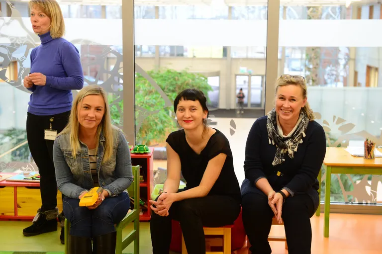 Ülemõde Terell Pihlak ja kunstitudengid Nancy Klaos, Teele Kumm ja Marge Allik / Kristjan Teedema