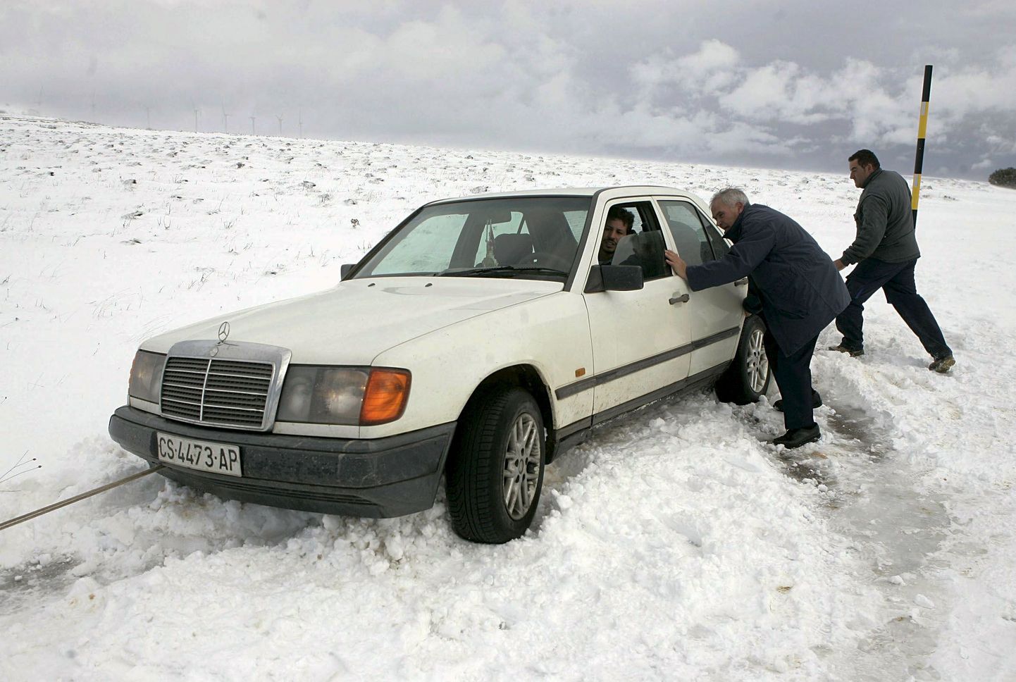 Lumesaju tõttu Hispaania linna Vilafranca lähistel teelt välja sõitnud auto.