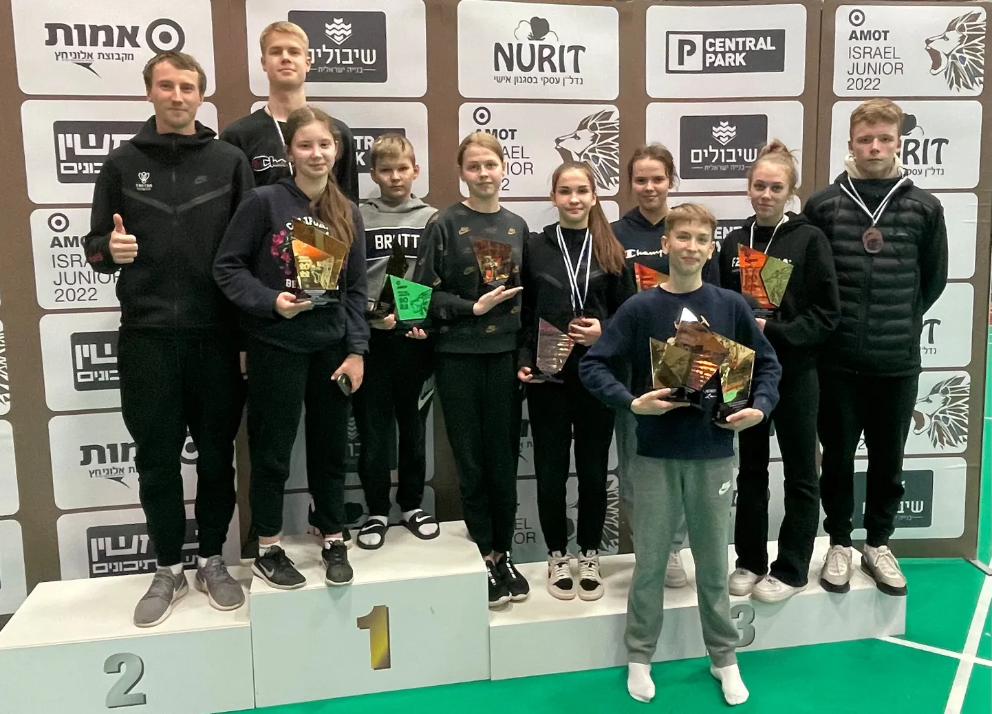 Triitoni sulgpallurid võistlustel Iisraelis (vasakult): treener Mihkel Talts, Hugo Themas, Lumikki Liias, Marten Põder, Kaisa Liis Lepp, Romili Vakk, Elisaveta Berik, Rasmus Roogsoo, Emili Pärsim ja Andrei Schmidt.