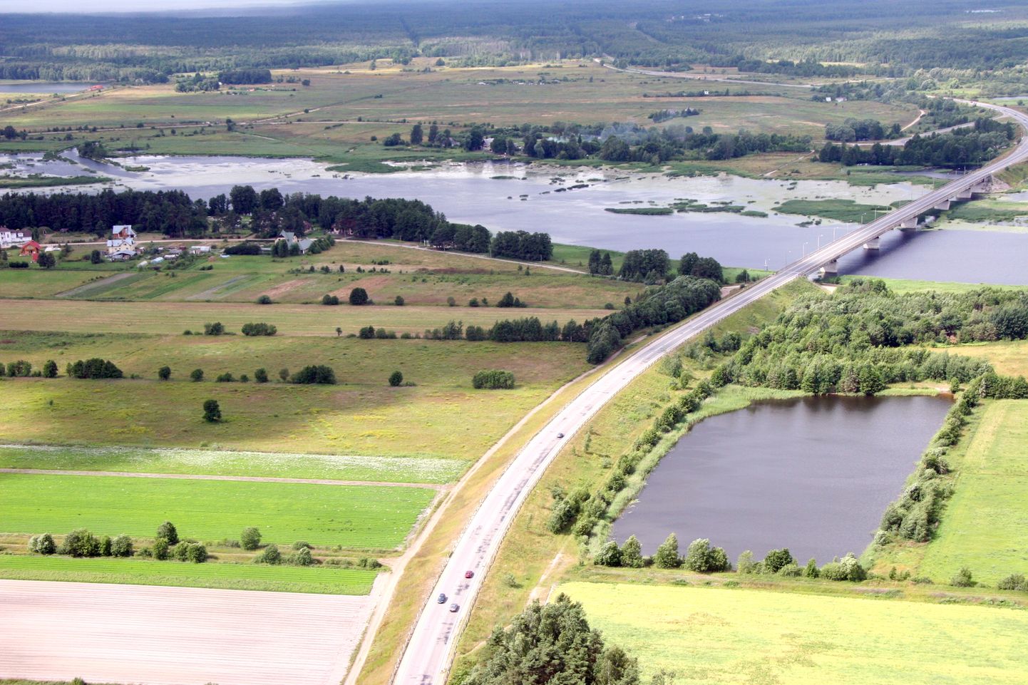 Lielupe un Ventspils šoseja no helikoptera lidojuma Jūrmalas un Rīgas pašvaldību teritorijā esošo peldvietu apsekošanas laikā.