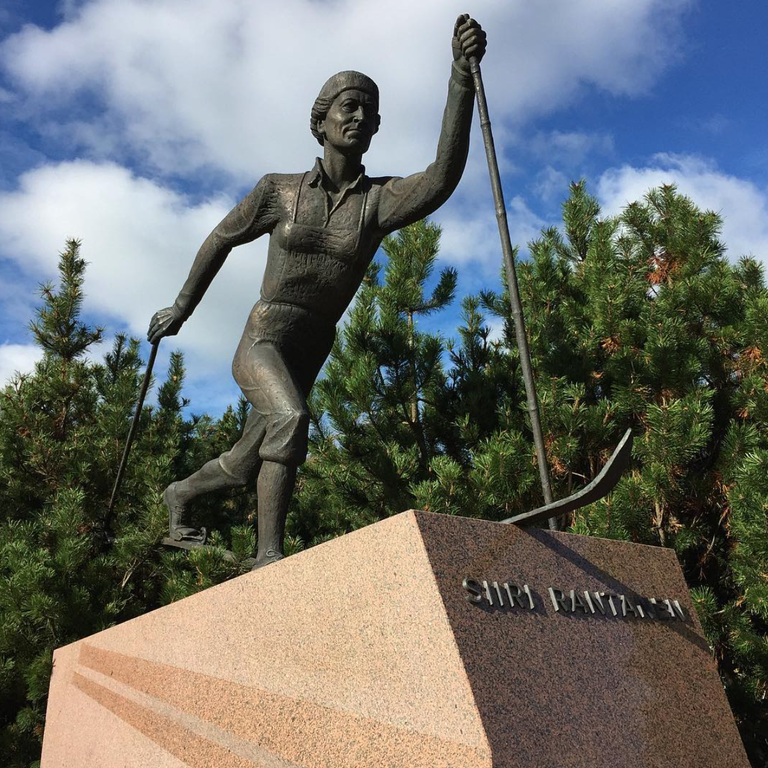 Siiri Rantaneni skulptuur Soome suusapealinnas Lahtis. Kuju avati 1997. aastal, skulptor Toivo Pelkonen