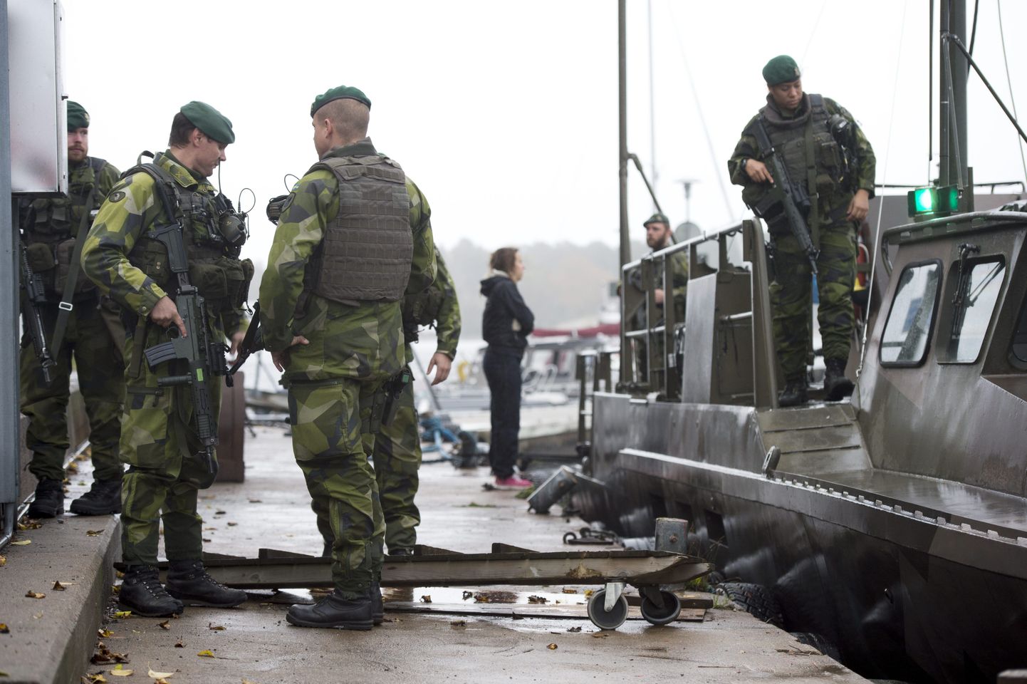 Rootsi mereväelased Stockholmi saarestikus Combat Boat 90 juures.