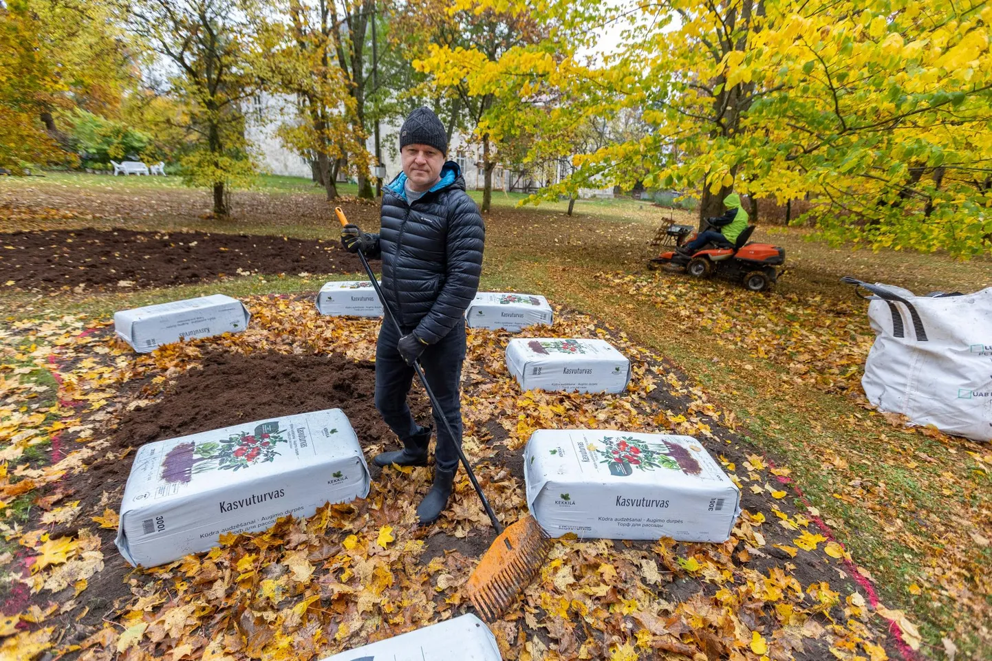 Kirna mõisa peremees Reimo Lilienthal on sel nädalal teinud ettevalmistusi laupäeval toimuvateks istutustalguteks.