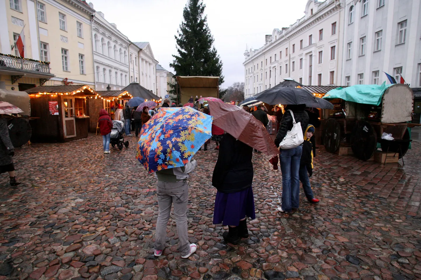 Vihmamärg esimene aadvent Tartu raekoja platsil.