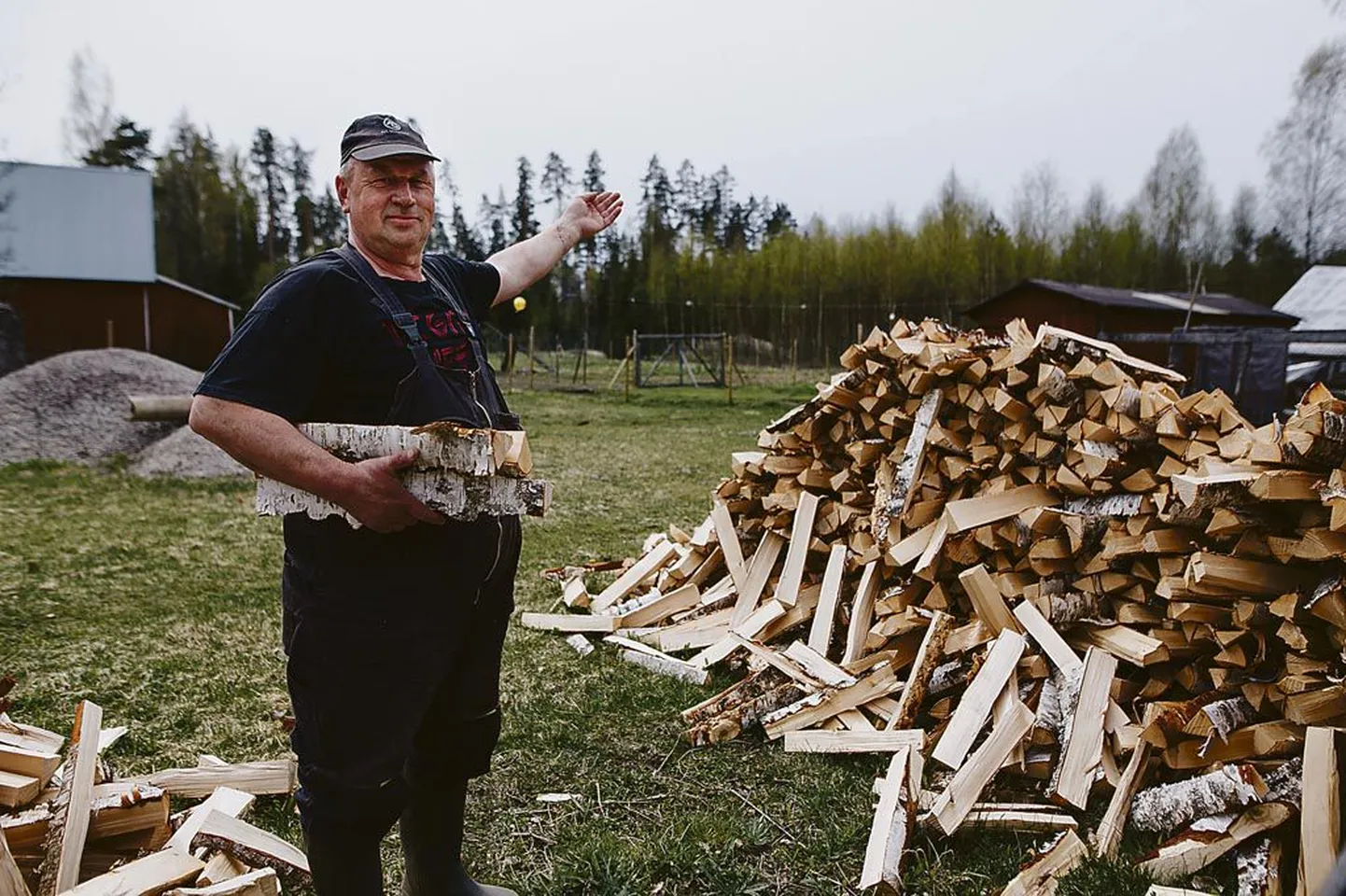 Urmas Isanda talust jäävad raudteerööpad 150 meetri kaugusele.