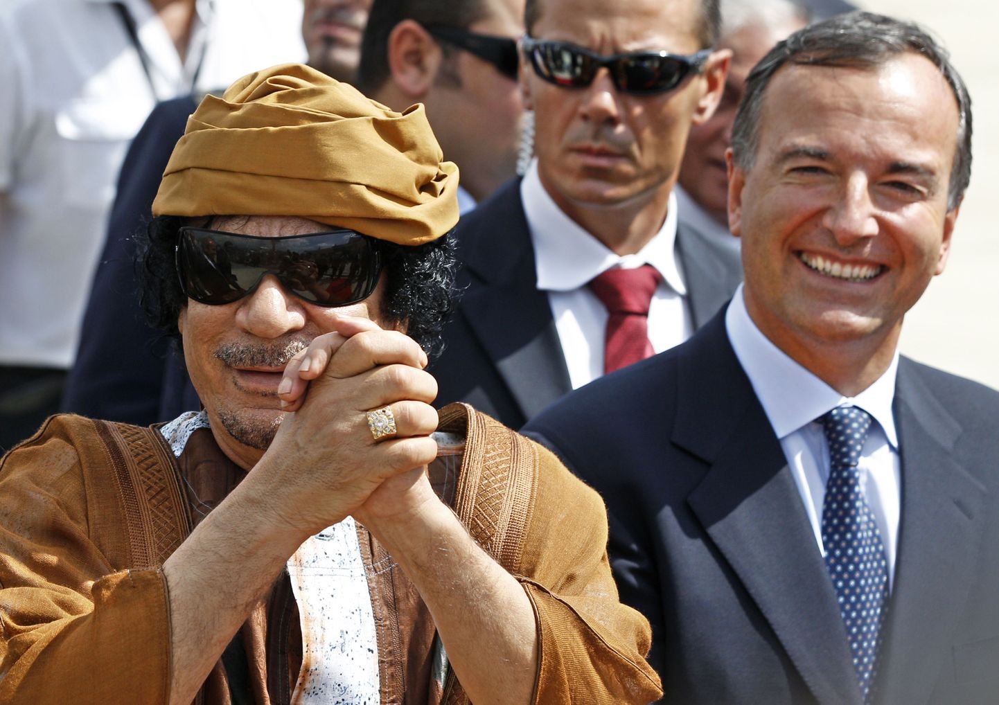 Itaalia välisminister Franco Frattini (paremal)ja Liibüa liider Muammer Gaddafi mullu augustikuisel kohtumisel.