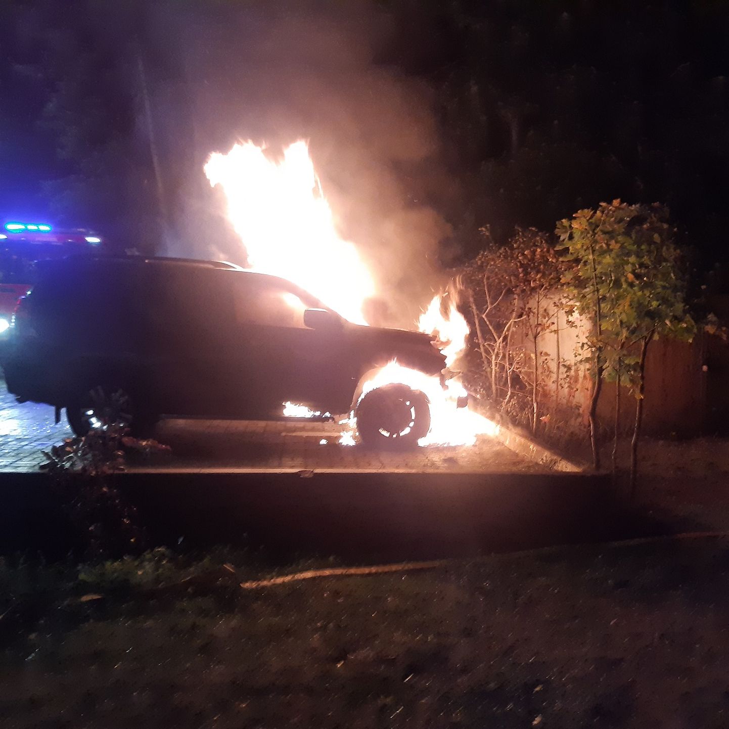 Narva-Jõesuus põlenud auto.