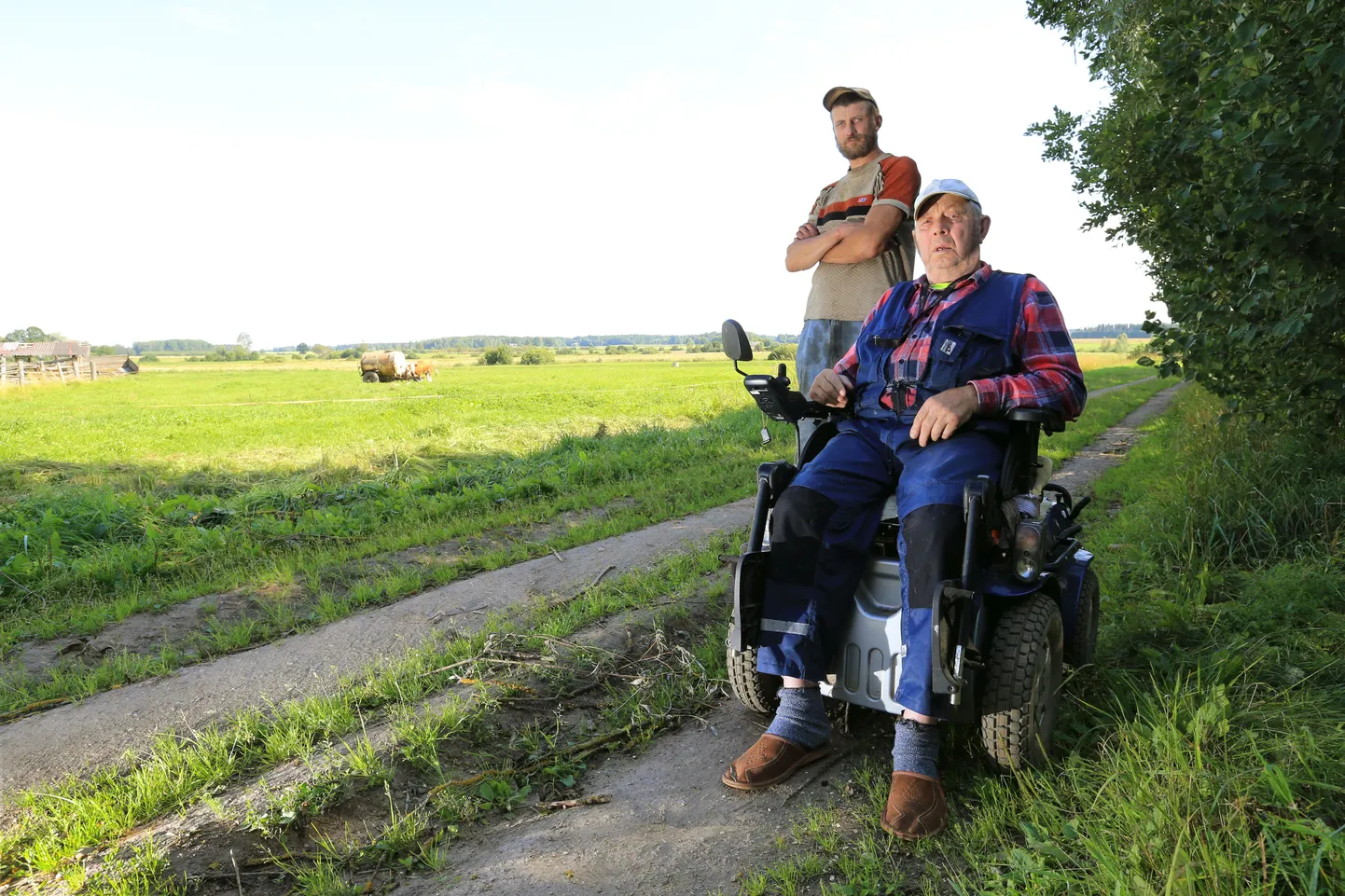 Talu pidamist aitab Tammo Parmasel (esiplaanil) ja tema lapselapsel jätkata Tarmo Rebane (tagaplaanil). Taustal paistavad talu lihaveised, kes piimalehmad välja vahetasid.
