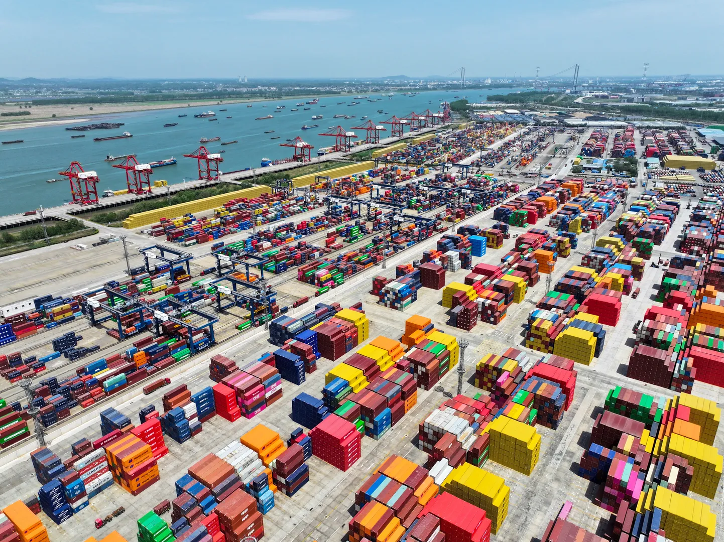 Konteinerterminal Nanjingi sadamast Jiangsu provintsis. Ametlikult kasvas Hiina sisemajanduse kogutoodag selle aasta esimeses kvartalis 5,4 protsenti. Aga tegelikult?