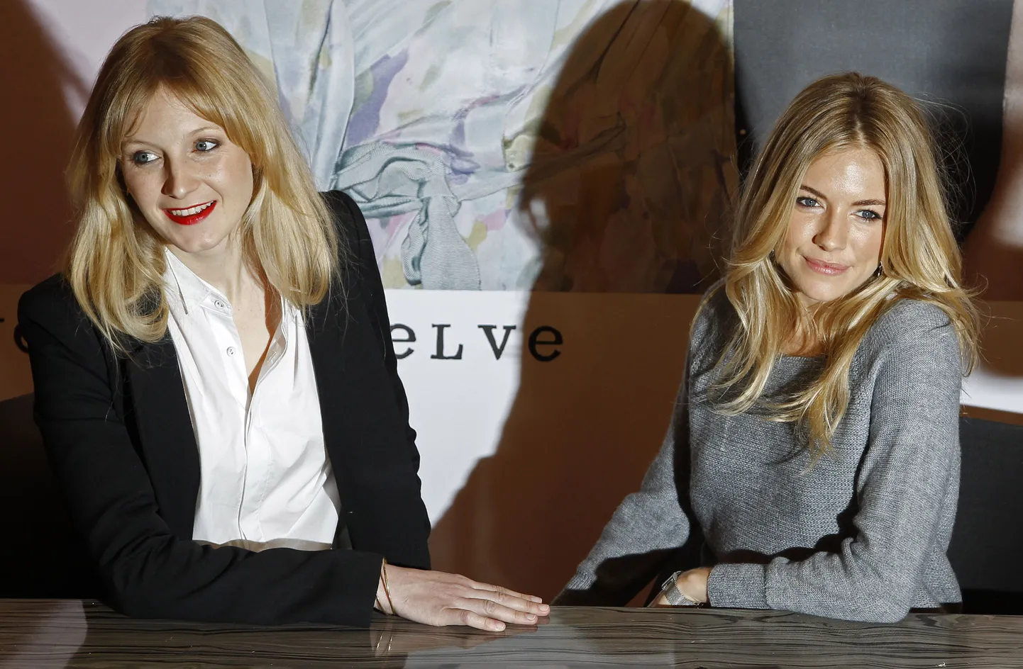 Sienna Miller (paremal) koos oma õe Savannahiga.
