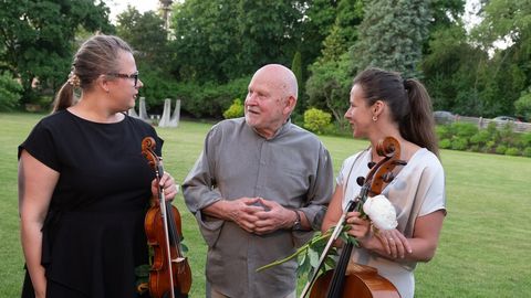 FOTO ⟩ Ar krāšņu koncertu Mazajā Mežotnes pilī nosvinēta kom