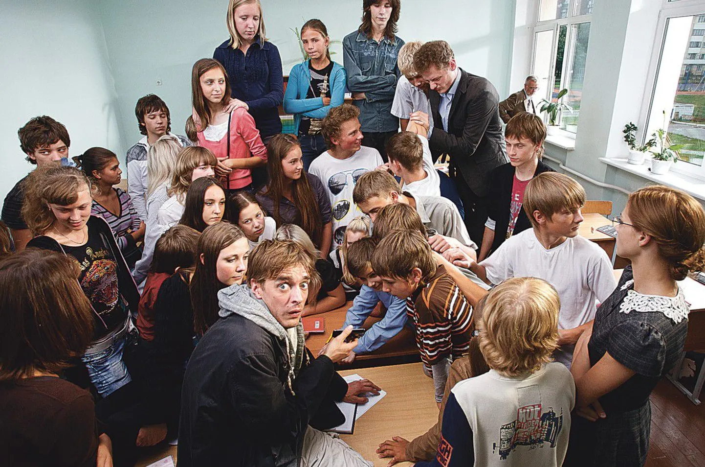 Момент съемок: Юхан Ульфсак знакомится с белорусскими детьми, которые примут участие в съемках.