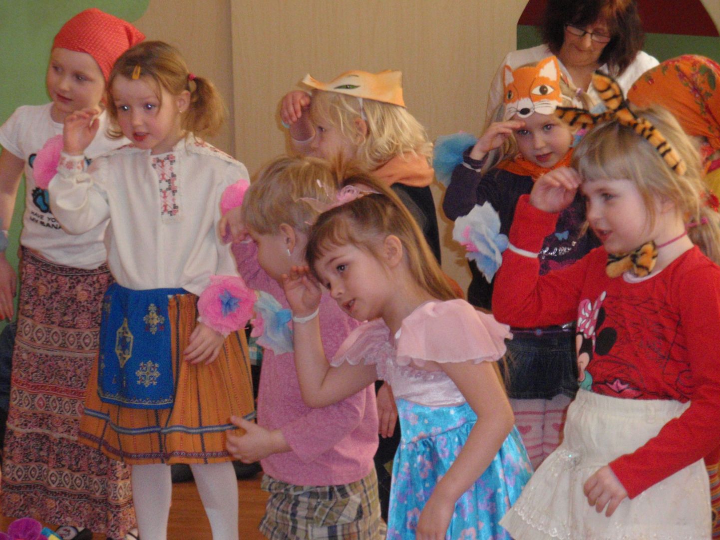 Eesti ja vene lapsed lõid Liblika lasteaias kaasa ühises näitemängus.