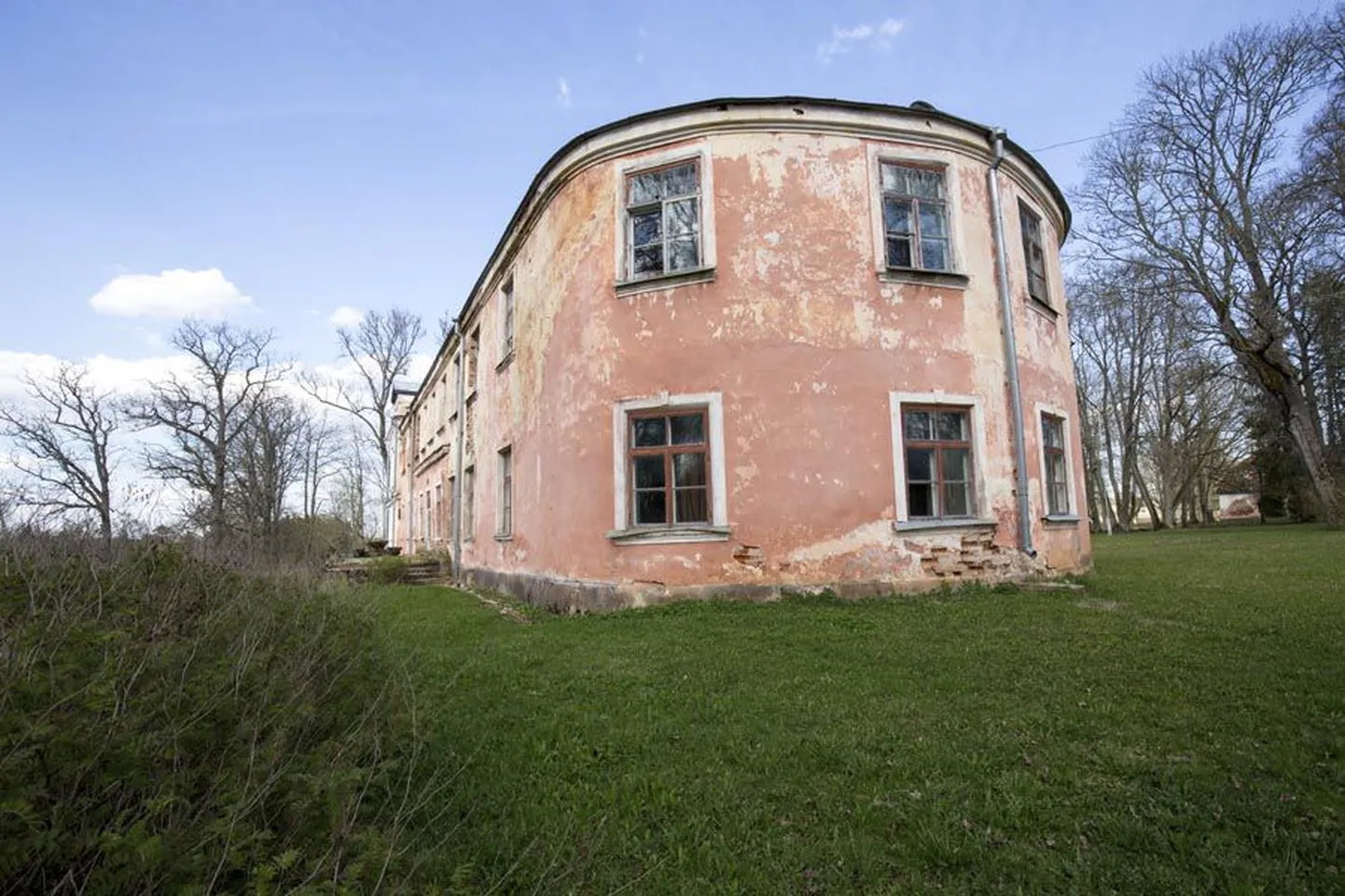 Kinnisvaraportaalidest selgub, et Viljandimaal on müügis mõisamaju rohkem kui ühel käel sõrmi. Üks selliseid on päris pikalt olnud Abja mõis, mille hind on 199 000 eurot.