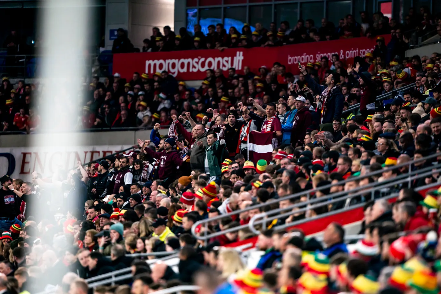 Latvijas futbola izlases līdzjutēji stadionā Kārdifā