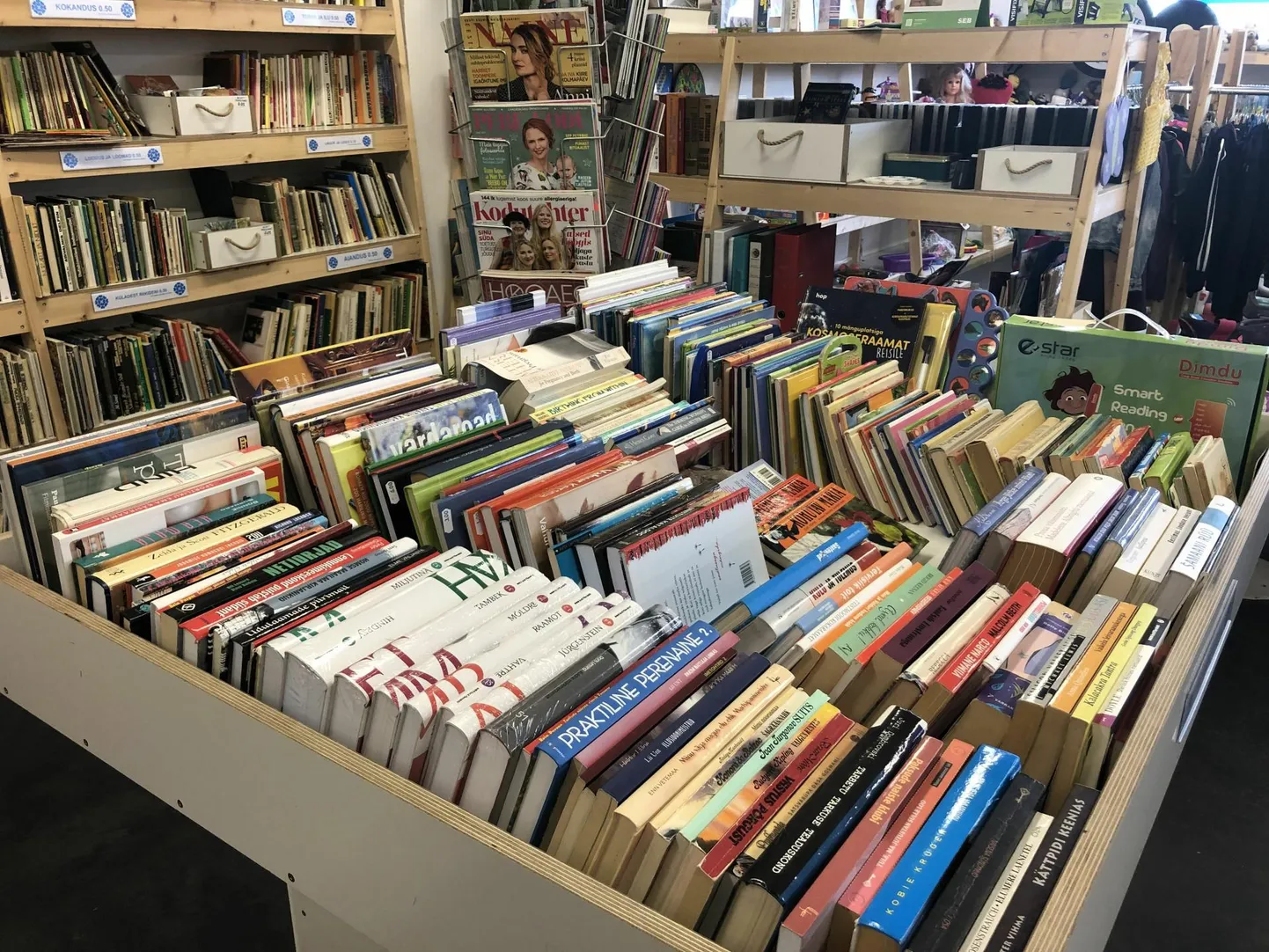 Pildil Paide Uuskasutuskeskuse raamaturiiul.