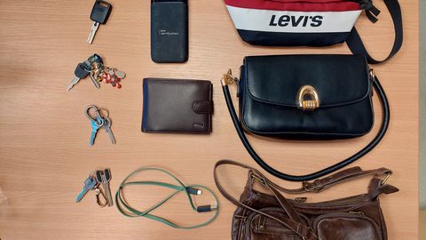 Vai tās ir tavas? Policija aicina atsaukties festivālā "Summer Sound" atrasto mantu īpašniekus