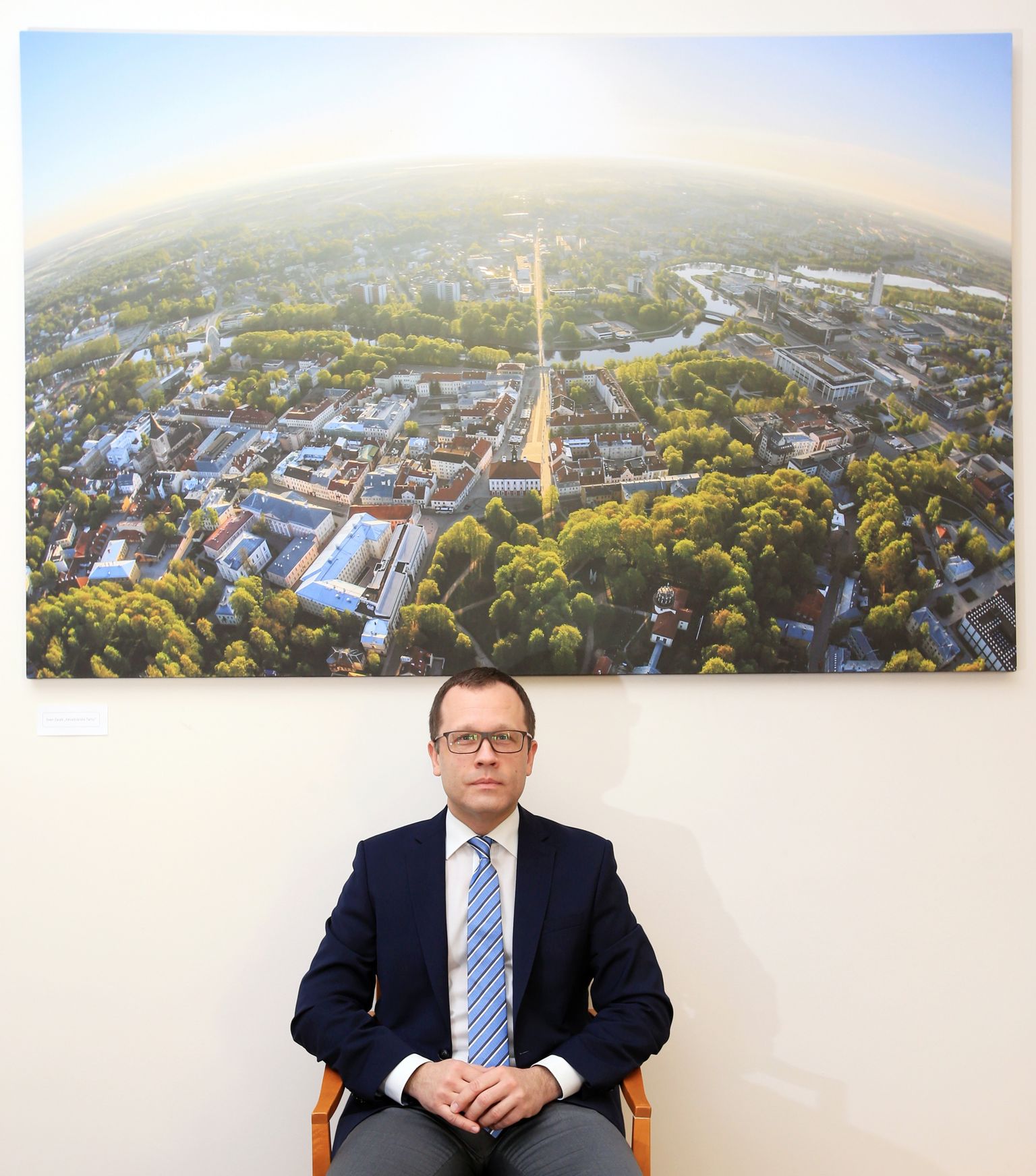 Linnapea Urmas Klaasi kabinetis ripub  Sven Začeki foto «Kevadvärske Tartu».